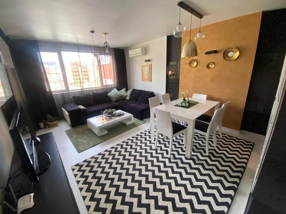 Lovely 1-Bedroom Apartament With Free Parking Szófia Kültér fotó