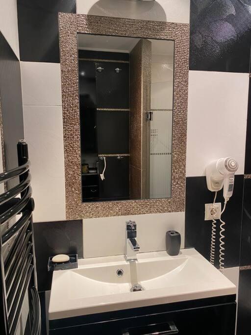 Lovely 1-Bedroom Apartament With Free Parking Szófia Kültér fotó